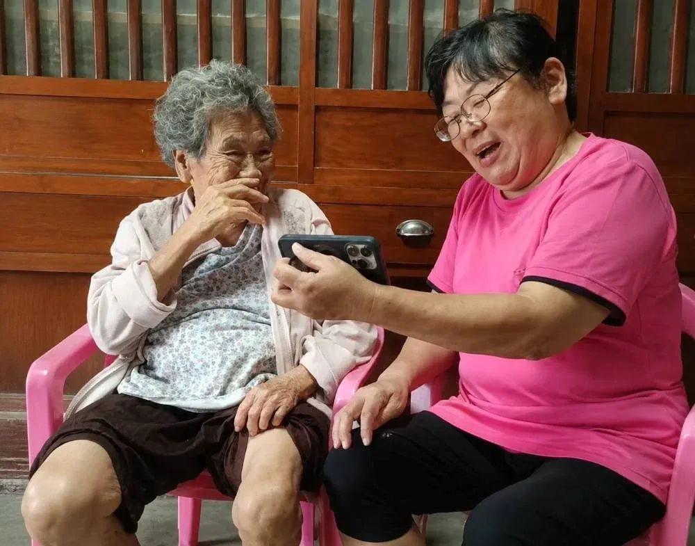 從緊閉的大門，到每天九點的殷殷期盼｜瑞泰居服員用音符敲開失智阿嬤的心防