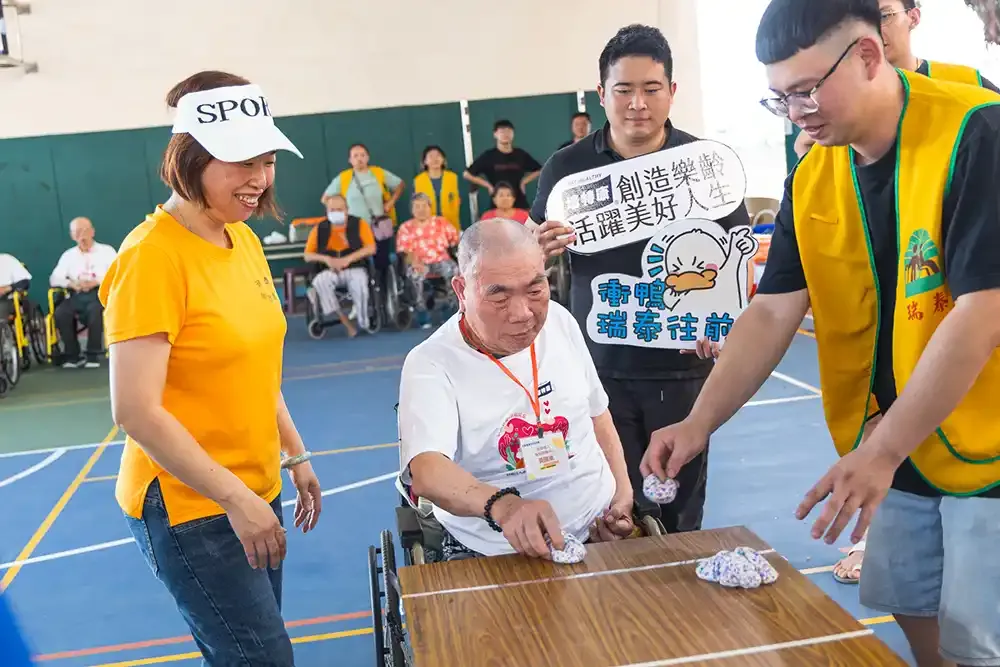 帶領長者熱情參與活動