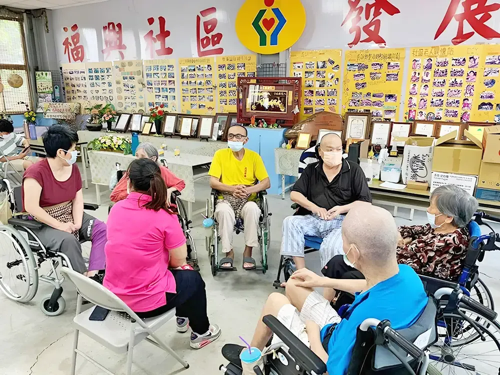 長輩在社區活動中心圍坐互動